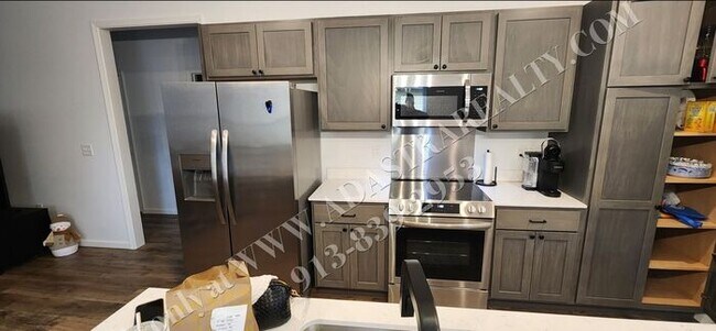 Building Photo - Like New Furnished Home in Lawrence Short Term Lease-Available NOW!!