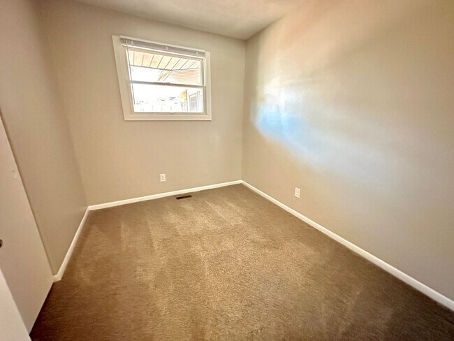 Building Photo - 70 Maple Dr