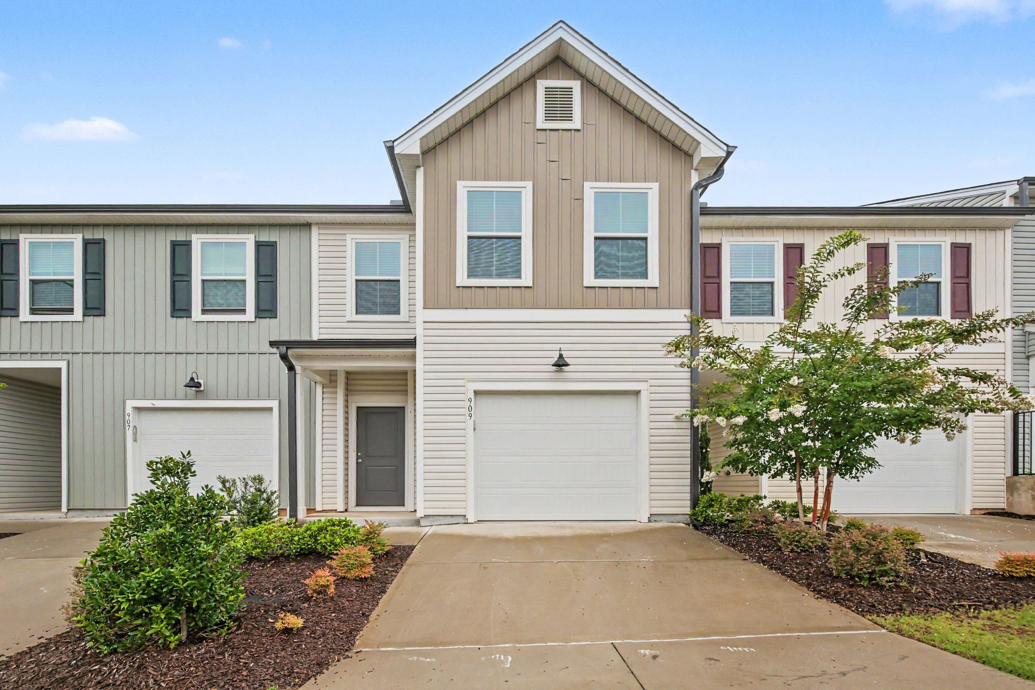 Building Photo - 909 Falls Grove Trl