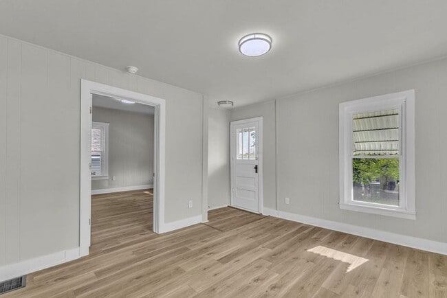 Building Photo - Bright & Updated 3-Bedroom Home Near Local Schools