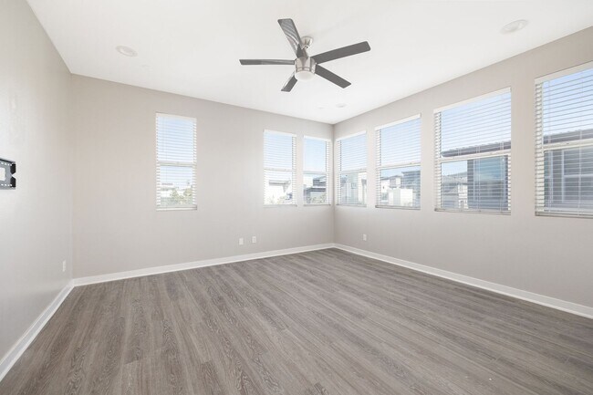 Building Photo - Spacious 4 Bedroom Townhome in the Millenia Community!