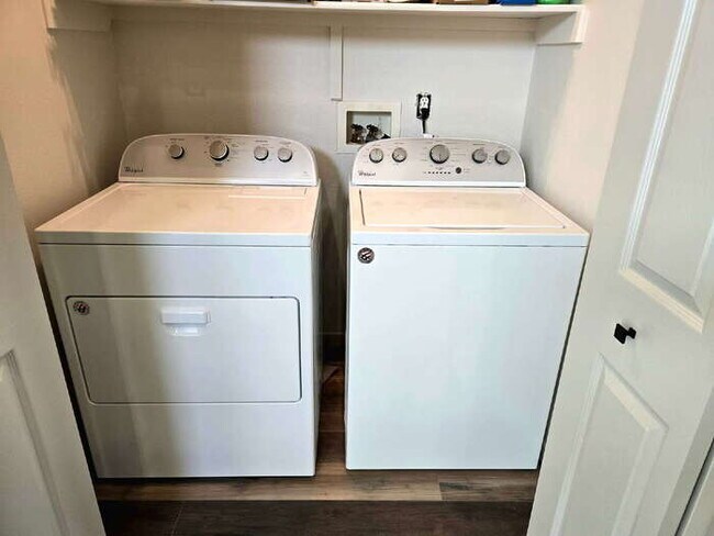 Building Photo - Beautifully Remodeled 2 Bed, 2 Bath, Single level Townhome, 2 car garage.