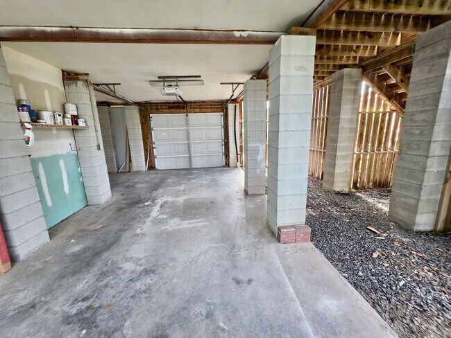 Building Photo - Elevated Four Bedroom in Rivertowne Countr...