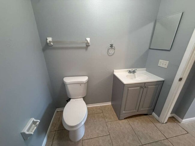 Building Photo - Remodeled & Upgraded Beautiful 2/1.5!! Apply for FREE!!!