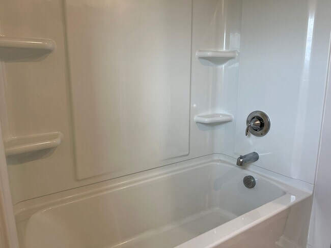 Building Photo - 4/2.5 Townhome Available Now!