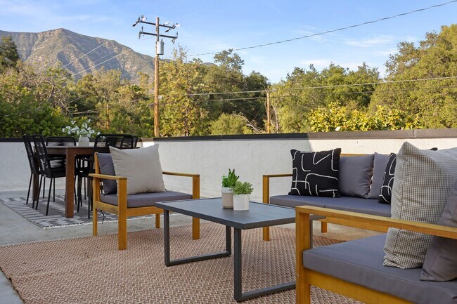 Building Photo - Upscale Downtown Living