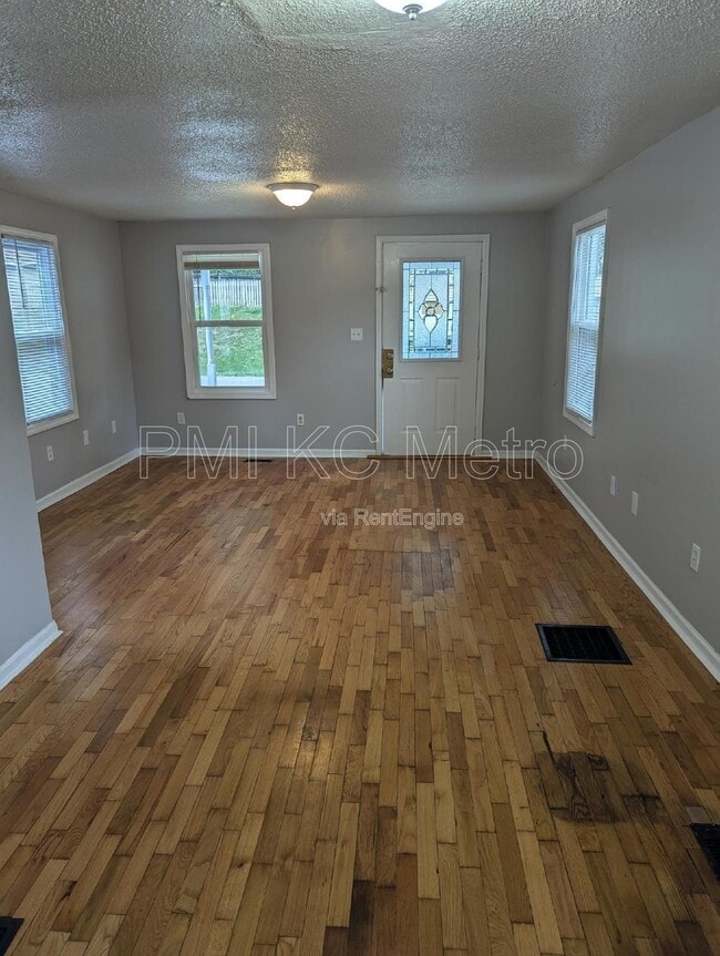 Building Photo - 724 S Grand Ave