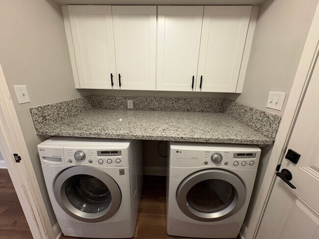 Building Photo - Beautiful 4 bedroom townhouse with incredible kitchen