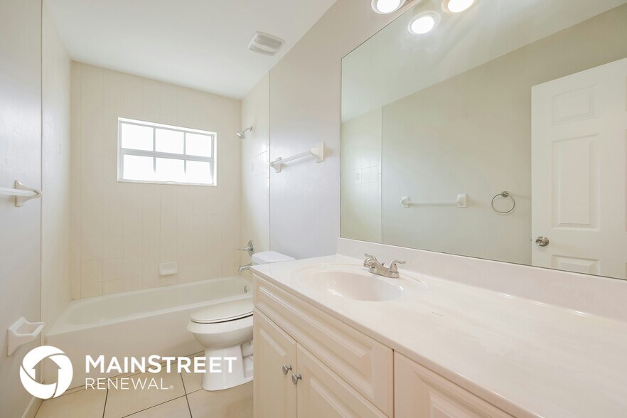 Building Photo - 448 Reading St