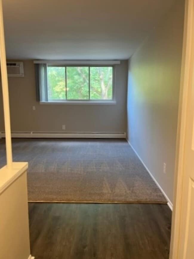 Building Photo - Charming, 2 bedroom/1 bath near Downtown Rochester!