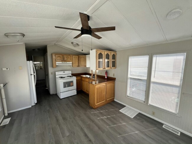 Building Photo - 1124 Chicago Bulls St