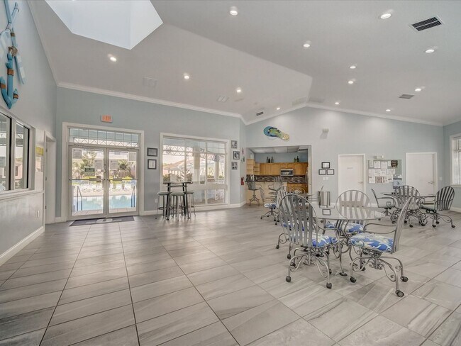 Building Photo - Beautiful Ocean Walk Condo Available April...