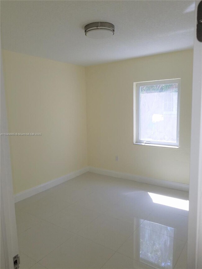 Building Photo - 801 NW 30th Pl