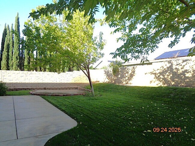 Building Photo - Spacious Quartz Hill 2 Story Home Offering 3663 sq. ft. and was Built in 2004