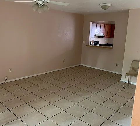 Building Photo - "Charming 2-Bed Oasis with 2.5 Baths in Prime FL Locale – Perfect Comfort Awaits!"