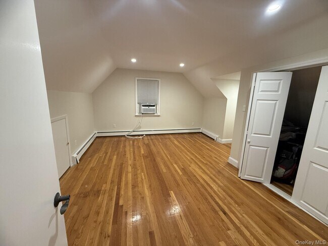 Building Photo - 147 Primrose Dr