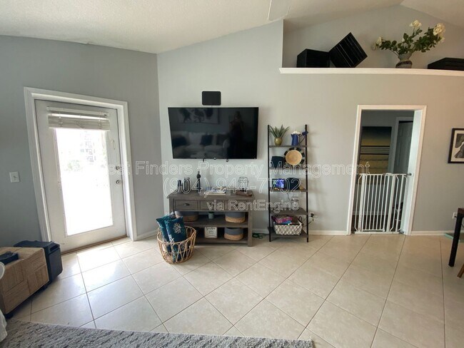 Building Photo - 1412 1st St N