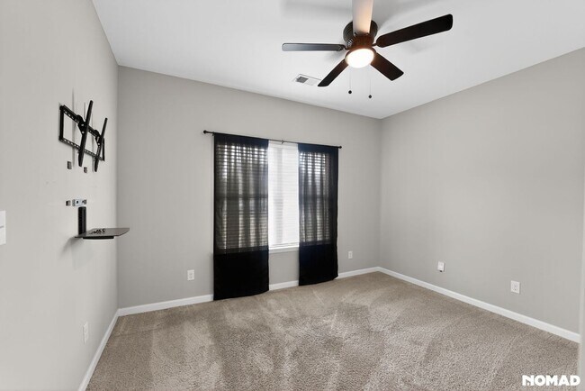 Building Photo - 1154 Paramount Dr