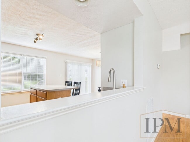 Building Photo - Available Now!- 3 Bedroom Home in Eastern ...