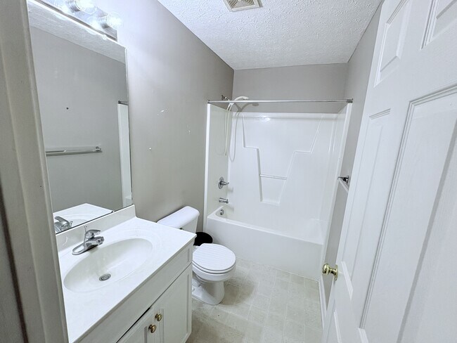 Building Photo - 110 Sycamore Dr