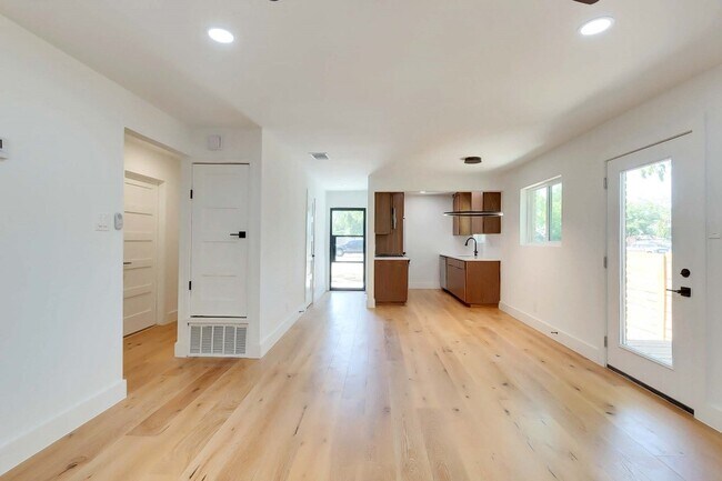 Building Photo - 1813 Magnolia Dr