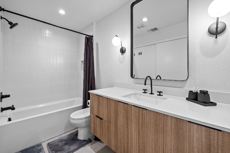 Building Photo - 1903 Albury Cove