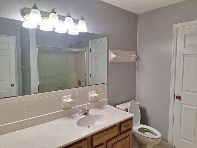 Building Photo - 4bd/3 bath located in desirable neighbor in Fox Den Subdivision in West Knoxville