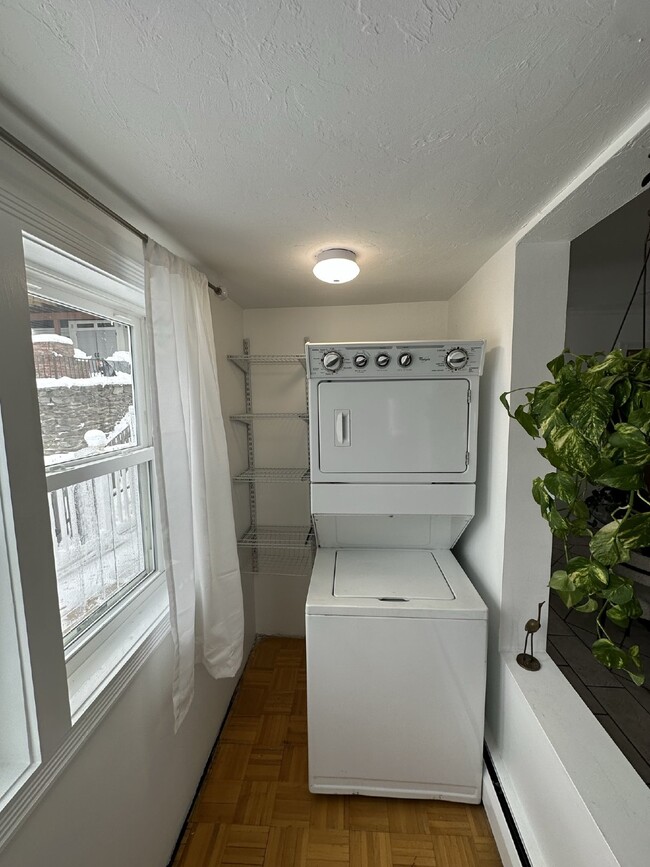 Building Photo - Luxurious 2 Bed, 2 Bath Rental on Lake Qui...