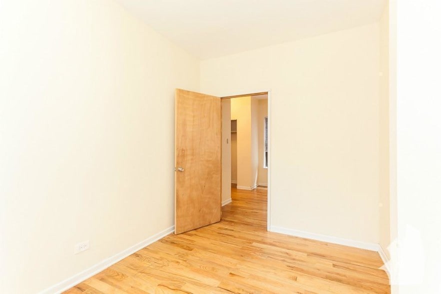 Building Photo - 654 W Cornelia Ave