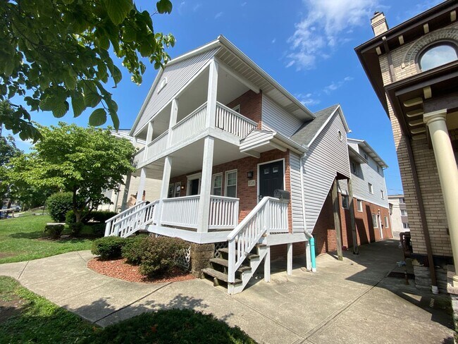 Building Photo - 1726 Summit St