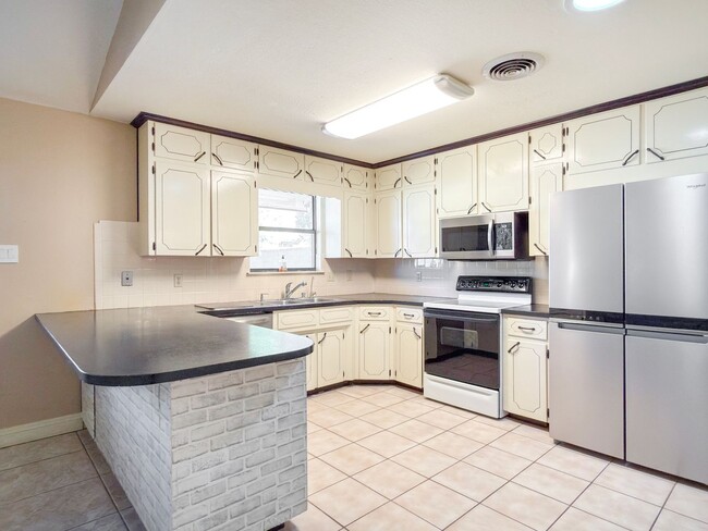 Building Photo - Roomy 5 Bedroom Home with Solar Panels