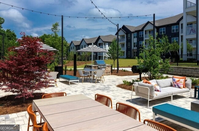 Building Photo - 5617 Oak St