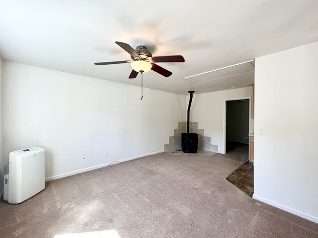 Building Photo - Quiet 3/2 with bonus room in El Dorado Hil...