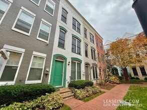 Building Photo - 1041 5th St SE