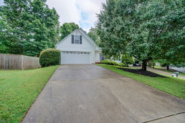 Building Photo - Spacious 4 BR, 2 BA Home On Quiet Cul de Sac, Private Fenced Backyard, Community Pool