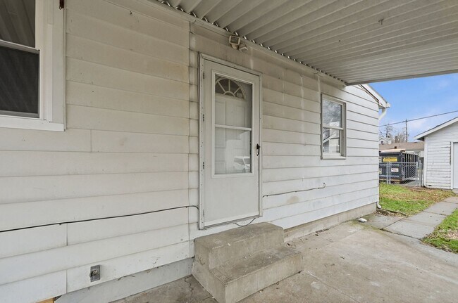 Building Photo - Three Bedroom Home in Hamilton!