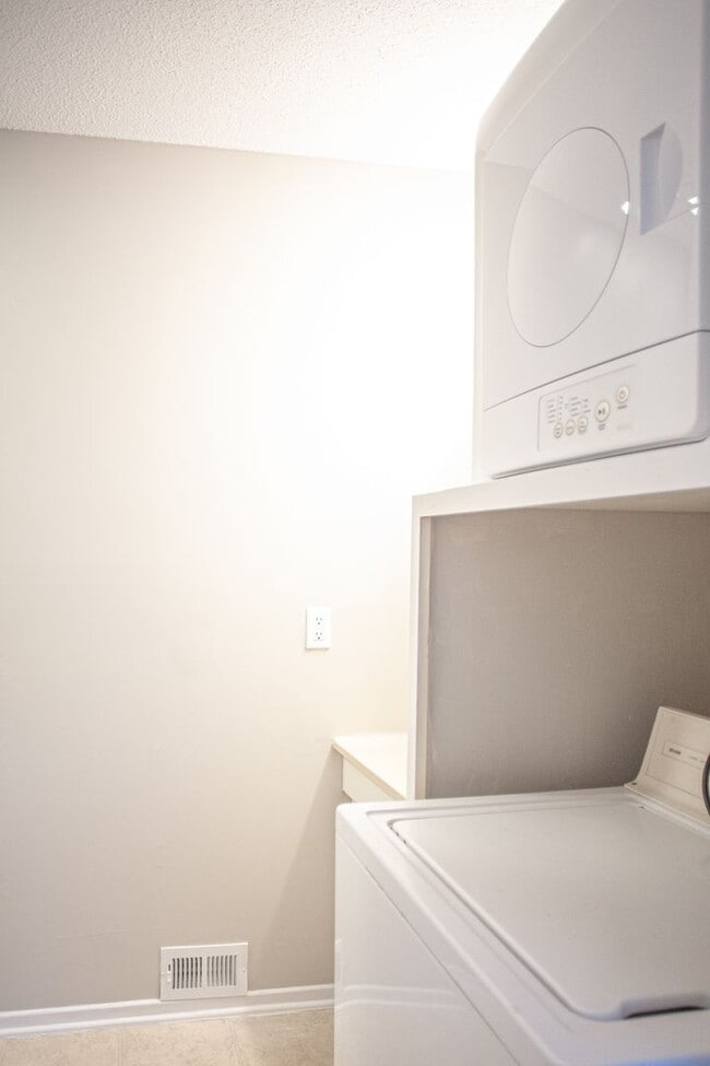 Building Photo - A Beautifully Renovated Modern Townhome!