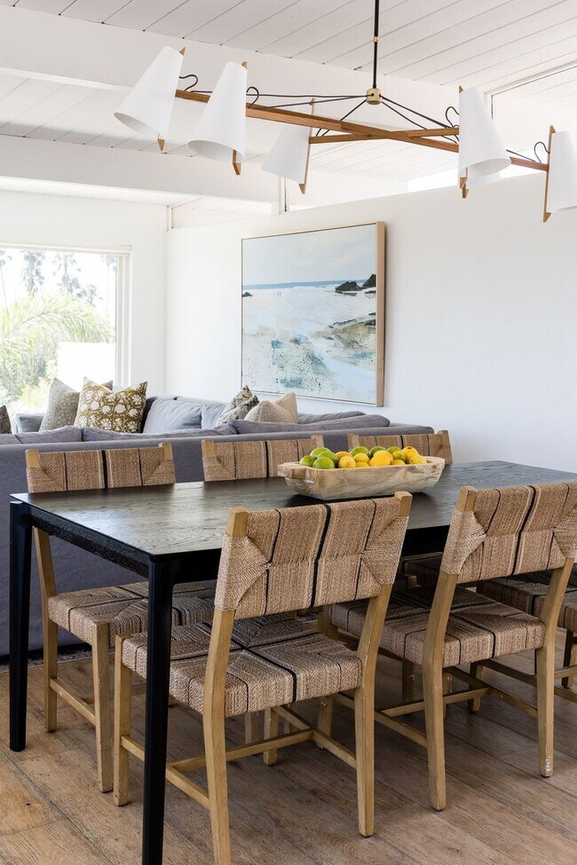 Building Photo - Great private location from this Fully ren...