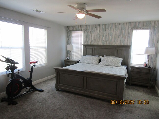 Building Photo - Beautiful Newer Two Story Home in The Gate...