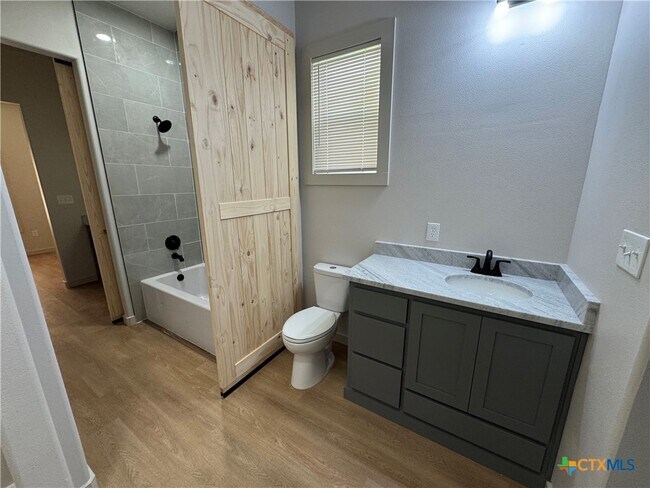 Building Photo - 318 Warehouse Rd