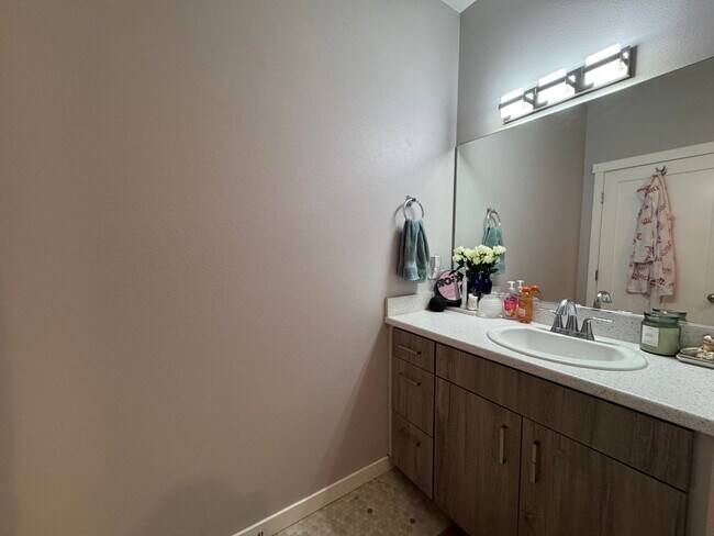 Building Photo - 6 Bed 5 Bath House Newer Updated Near Happy Valley, Fairhaven, WWU