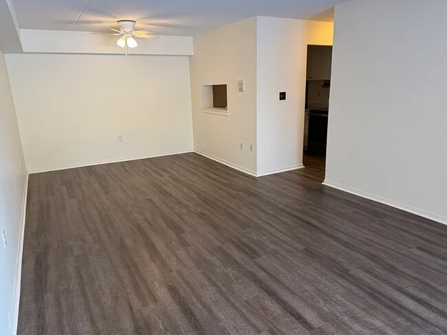 Building Photo - 3 Atram hall