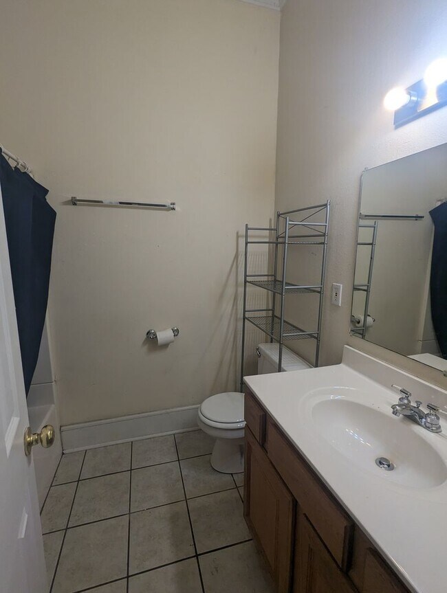 Building Photo - Huge 2+ Bedroom/ 2 Bath Upstairs Apartment