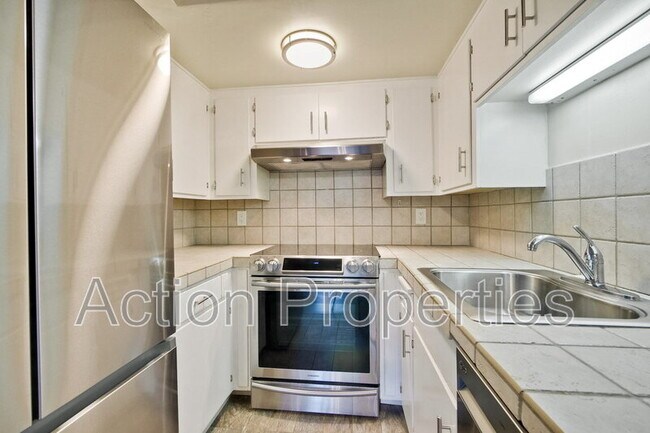 Building Photo - 278 Monroe Dr