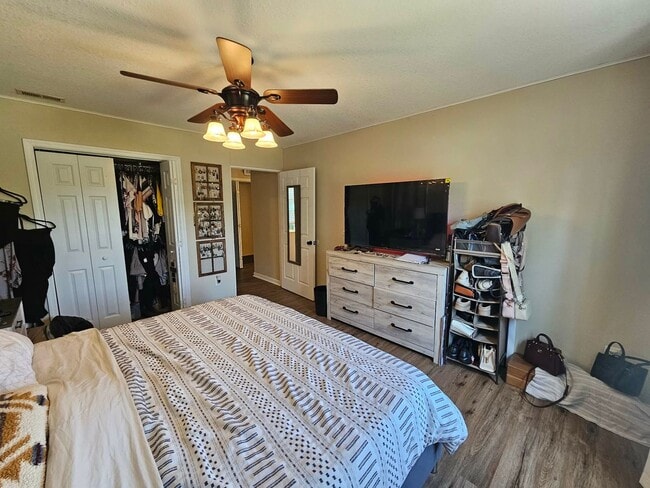 Building Photo - Nicely Updated 5 Bedroom Home!