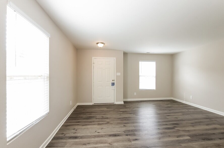 Building Photo - 7234 Fox Point Dr