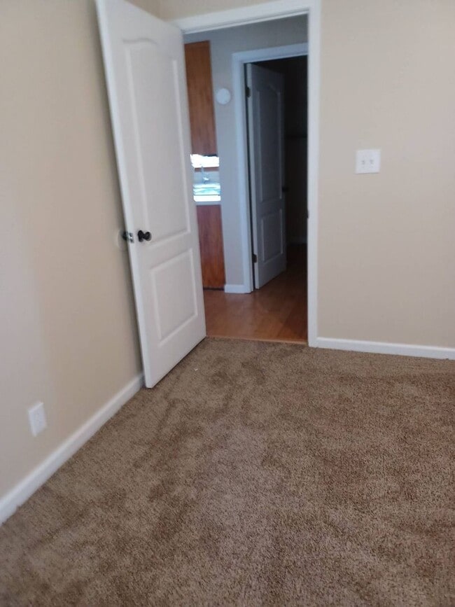 Building Photo - 3 Bedroom 2.5 Bathroom Home!