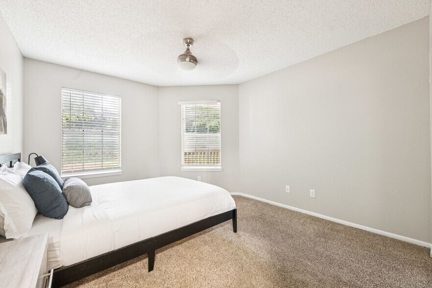 Building Photo - 3784 University Dr NW