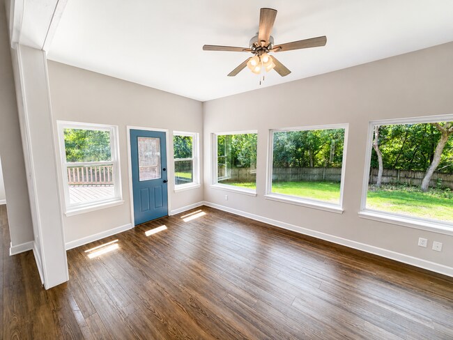 Building Photo - Updated 3BR Niceville Home with Soaring Ceilings, Luxury Primary Suite & Spacious Cul-de-Sac Lot