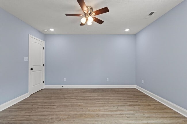 Building Photo - Move In Ready Duplex! $1,200 Rent Credit on 13 Month Lease.